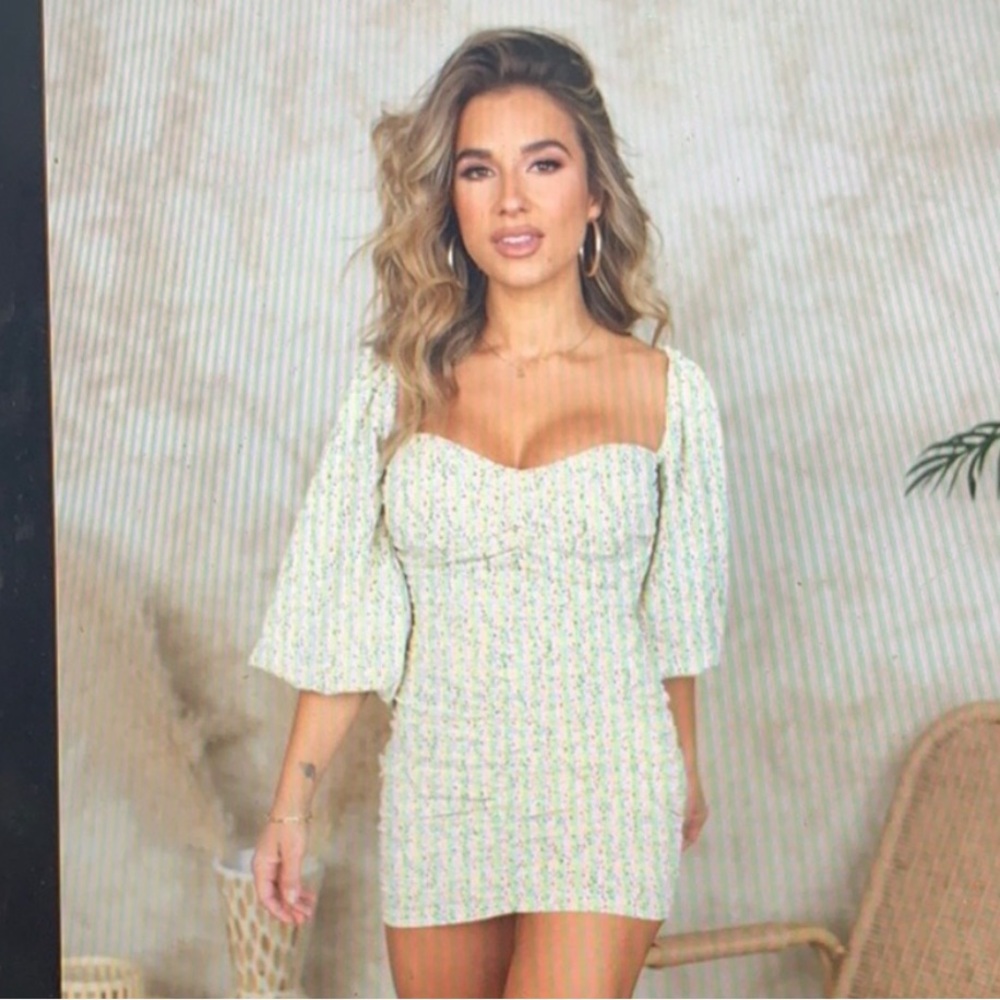 Kittenish by Jessie James decker- floral mini - NWT - super cute